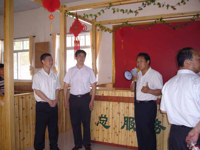 2009年5月20日紅安縣黨政代表團在市委副書記陳秀生陪同下視察本公司